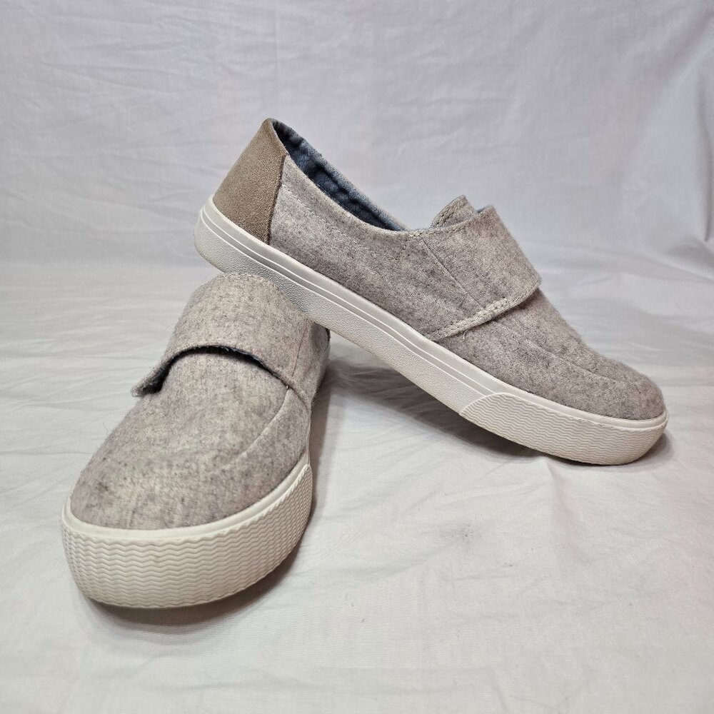 Toms Altair Slip-On Loafers. Women’s Size 8W Felt/Suede Gray
